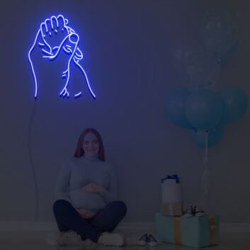 Hand eines Erwachsenen hält Babyhand LED-Neonschild für Kinderzimmer Babyshower