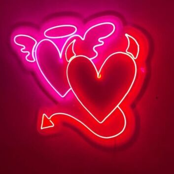Leuchtendes Doppelherz LED Neonschild mit Engel und Teufel Motiv als moderne Wanddekoration für Schlafzimmer Wohnzimmer und Studio