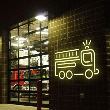 Dekoratives LED Neonschild mit Feuerwehrwagen Symbol für Garage Studio und moderne Raumgestaltung
