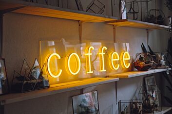 Coffee LED Neon Schriftzug als moderne Wanddekoration