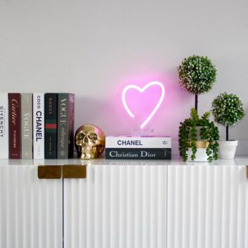 Herz LED Neonschild als dekorative Tischleuchte für modernes Home Decor