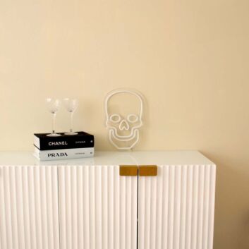 Minimalistisches Totenkopf LED Neonschild als stilvolle Wanddekoration für modernes Interieur