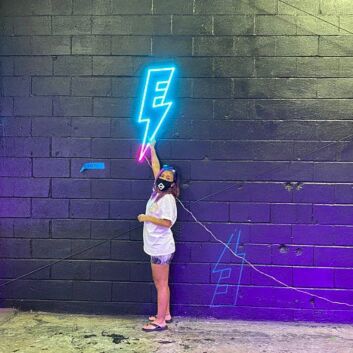 Blitz LED Neonschild als moderne Wanddekoration für Wohnzimmer Studio oder kreative Räume