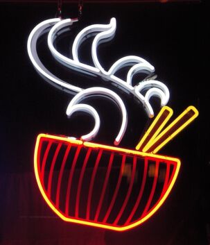 Ramen LED Neonschild mit Schüssel und Stäbchen im klassischen Design als leuchtende Wanddekoration für Küche Restaurant und Café