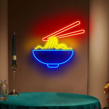 Ramen LED Neonschild mit Schüssel Nudeln und Stäbchen im farbigen Design als leuchtende Wanddekoration für Küche Restaurant und Café