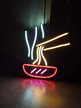 Ramen LED Neonschild mit Schüssel und Stäbchen Motiv als farbenfrohe Neon Wandbeleuchtung für Restaurant Küche Bar oder Imbiss