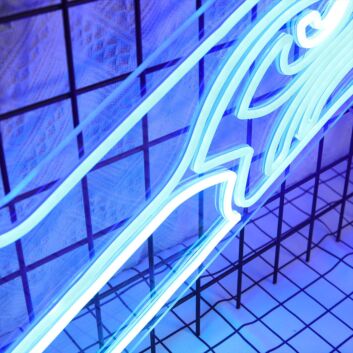 Abstraktes LED Neonschild in dynamischer Linienform als moderne Neon Wandbeleuchtung für Sport Zimmer Studio und kreative Räume