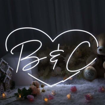 Personalisiertes LED Neonschild mit Herz und Initialen als romantische Neon Wanddekoration für Schlafzimmer Hochzeit Valentinstag und Paare