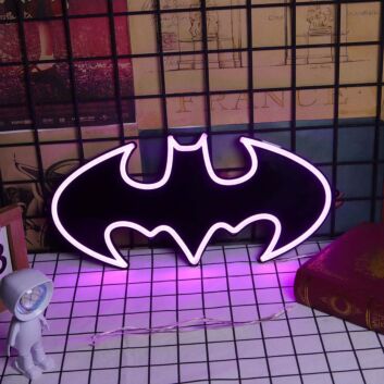 Abstraktes LED Neonschild in Fledermausform in Lila als moderne Neon Wanddekoration für Gaming Zimmer Bar Home Office und Jugendzimmer