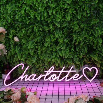 Charlotte Schriftzug mit Herz als personalisierbares LED-Neonschild