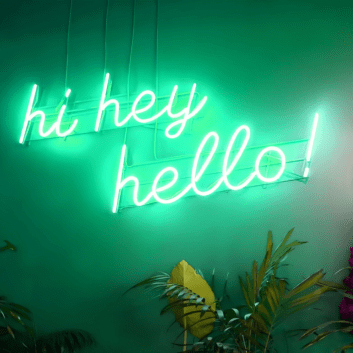 Hi Hey Hello LED-Neonschild in Schreibschrift
