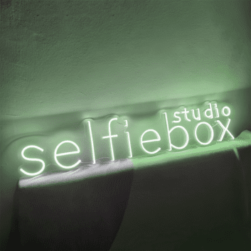 selfiebox studio LED-Neonschild für Fotostudio und Eventlocation