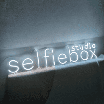 selfiebox studio LED-Neonschild für Fotostudio und Eventlocation