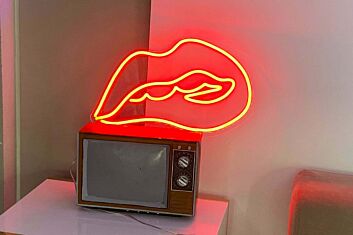Lippenbiss als LED-Neonschild