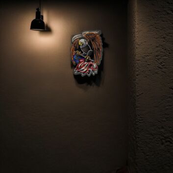 Adler mit USA-Flagge als LED-Neonschild mit UV-Druck