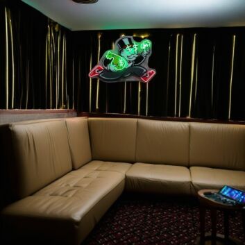 Spielfigur mit Geldsäcken LED-Neonschild für Gamingzimmer und Bar