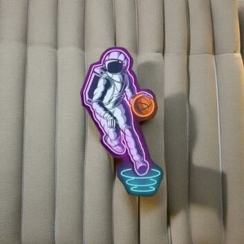 Astronaut mit Basketball LED-Neonschild für Gaming Jugendzimmer