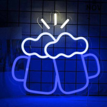 zwei Bierkrüge mit Schaum LED-Neonschild Bar Party