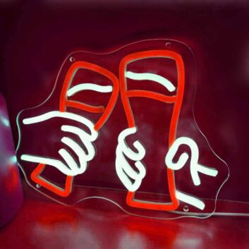 Dekoratives LED Neonschild mit anstoßenden Gläsern Motiv als stimmungsvolle Wandbeleuchtung für Bar Party oder Wohnzimmer
