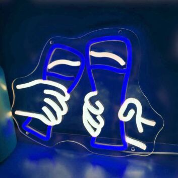 Dekoratives LED Neonschild mit anstoßenden Gläsern Motiv als stimmungsvolle Wandbeleuchtung für Bar Party oder Wohnzimmer