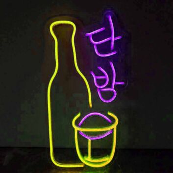 Dekoratives LED Neonschild mit Flasche Becher und asiatischem Schriftzeichen Motiv als moderne Wandbeleuchtung