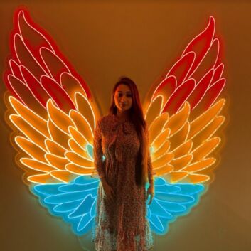 Große Engelsflügel LED Neonschild als interaktive Wanddekoration für Fotos und Events