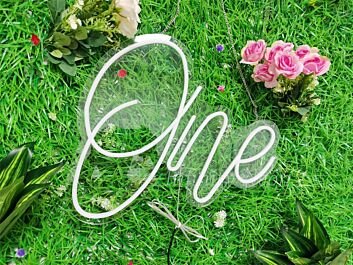 Love LED Neonschild als romantische Wanddekoration