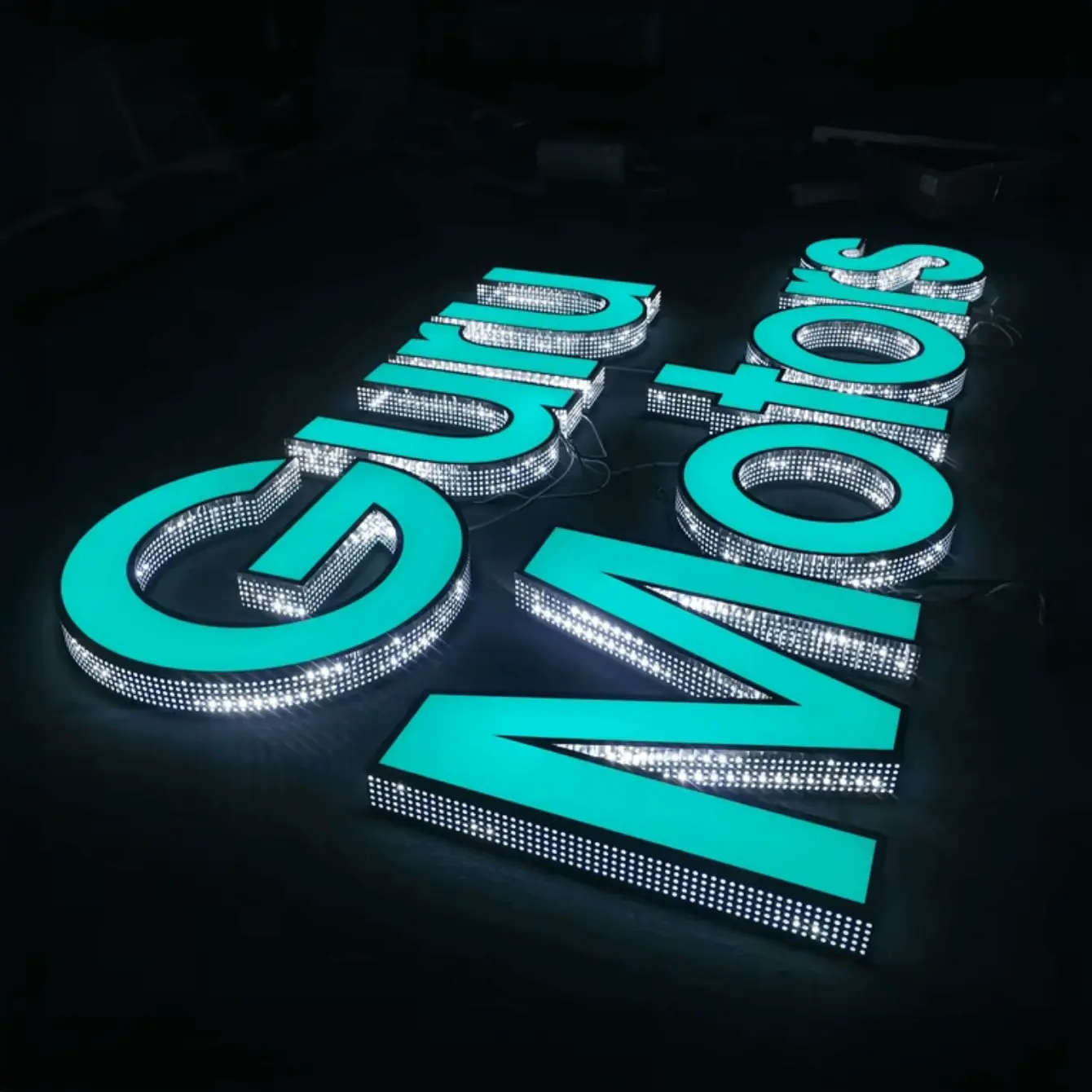 Individuell gefertigte LED-Neonbeschriftung aus Metall mit seitlichen Ausschnitten