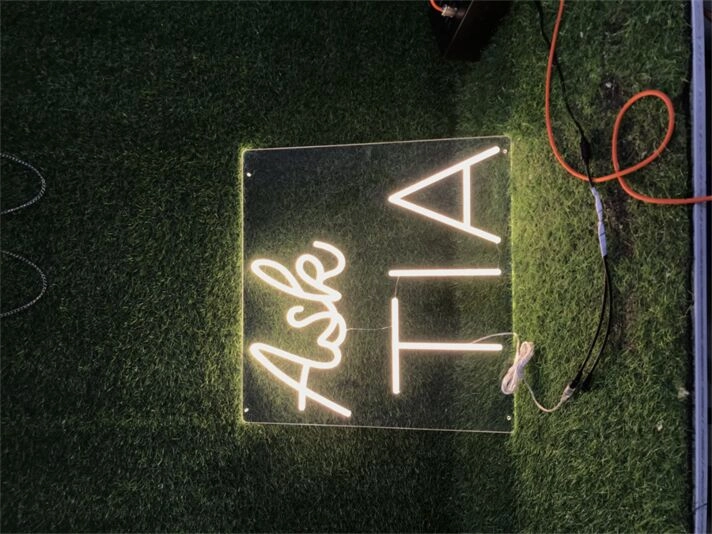 Ask TIA LED-Neonschild für Shop Event