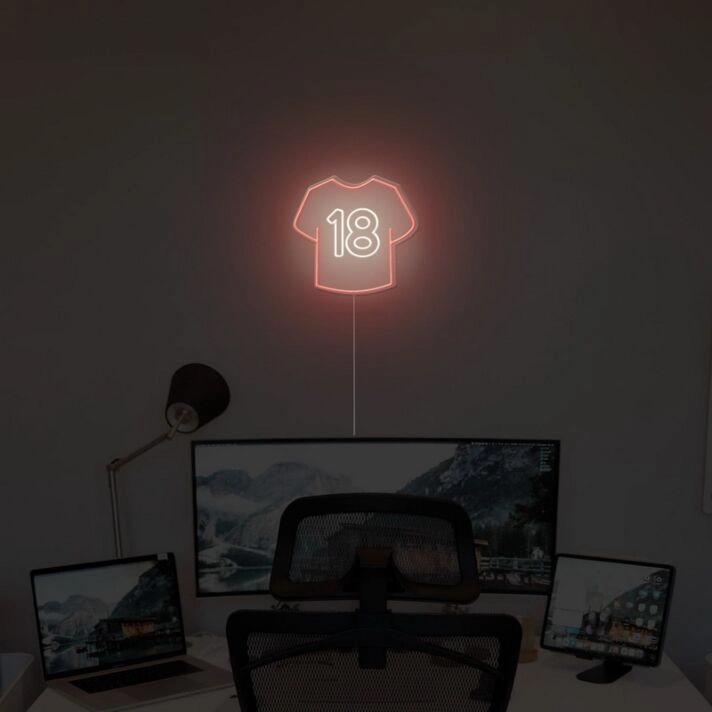 Rotes LED Neonschild Fußball Trikot mit Nummer 18 moderne Wanddekoration für Sportzimmer Gaming Room Wohnzimmer oder echte Fußballfans