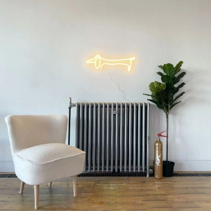 Minimalistisches Dackel LED Neonschild als stilvolle Wanddekoration für modernes Wohnen