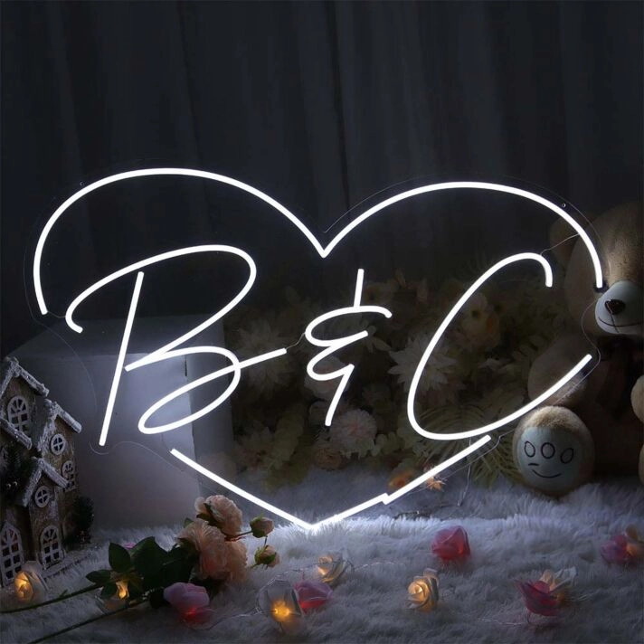 Personalisiertes LED Neonschild mit Herz und Initialen als romantische Neon Wanddekoration für Schlafzimmer Hochzeit Valentinstag und Paare
