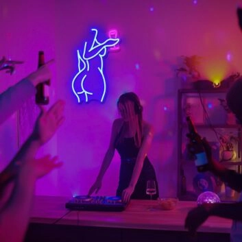 tanzende Frau mit Getränk LED-Neonschild für Bar Club