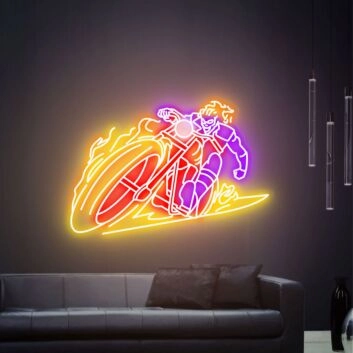 Dynamisches LED Neonschild mit Motorradfahrer Motiv in leuchtenden Farben als moderne Wanddekoration für Wohnzimmer Gaming Raum Studio oder kreative Innenräume