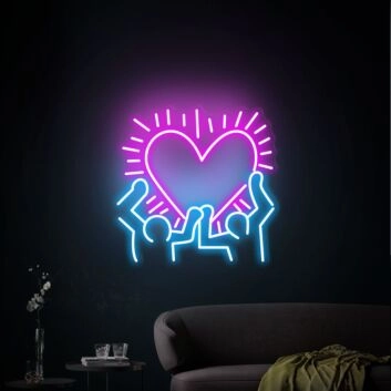 Menschen halten leuchtendes Herz LED-Neonschild Wohnzimmer Lounge