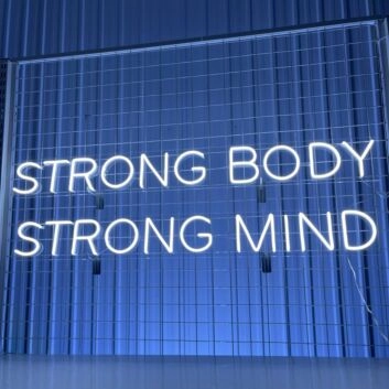 STRONG BODY STRONG MIND LED-Neonschild für Fitnessstudio und Home Gym
