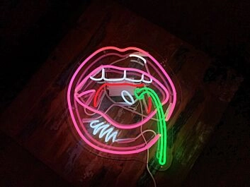 Mund mit herausgestreckter Zunge LED-Neonschild für Bar Club