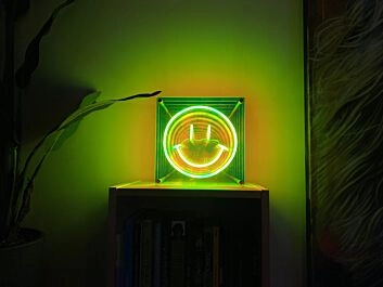 Modernes LED Neonschild mit Smile Gesicht für stilvolle Wohnraum Dekoration