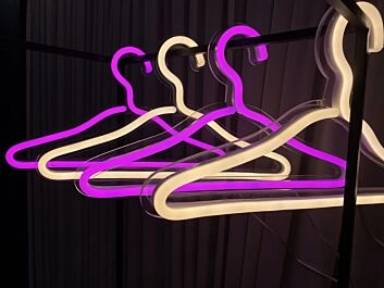 Kleiderbügel LED-Neonschild für Boutique und Ankleidezimmer