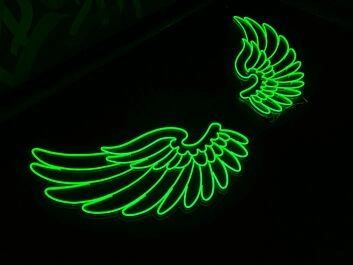 Grünes LED Neonschild Engelsflügel als dekorative Wandbeleuchtung