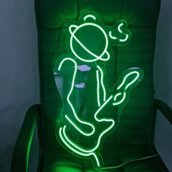 Abstraktes Gesicht mit Planet LED Neonschild als moderne Wanddekoration