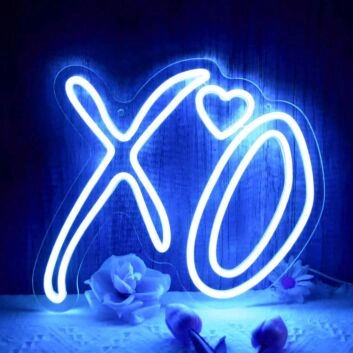 Dekoratives LED Neonschild mit XO Schriftzug und Herzmotiv als stimmungsvolle Wandbeleuchtung für Schlafzimmer Wohnzimmer oder moderne Wohnräume