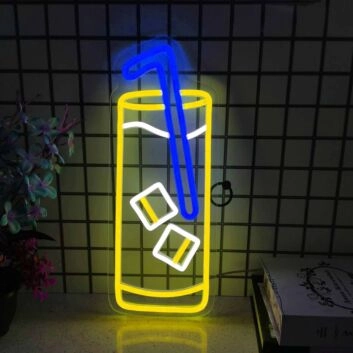 Getränkeglas mit Strohhalm und Eiswürfeln LED-Neonschild für Bar Café