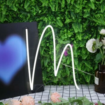 geschwungener Linienbuchstabe M LED-Neonschild für Wohnzimmer oder Schaufenster