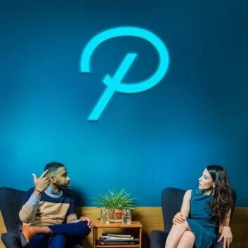 Buchstabe P Symbol LED-Neonschild für Büro Lounge