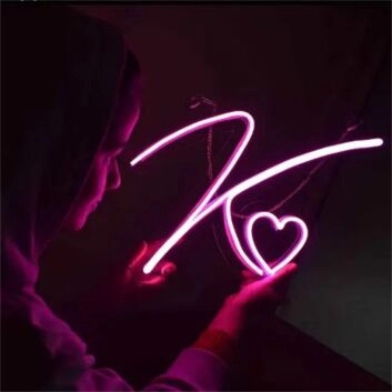 Herz mit Buchstabe K LED-Neonschild Wohnzimmer Schlafzimmer